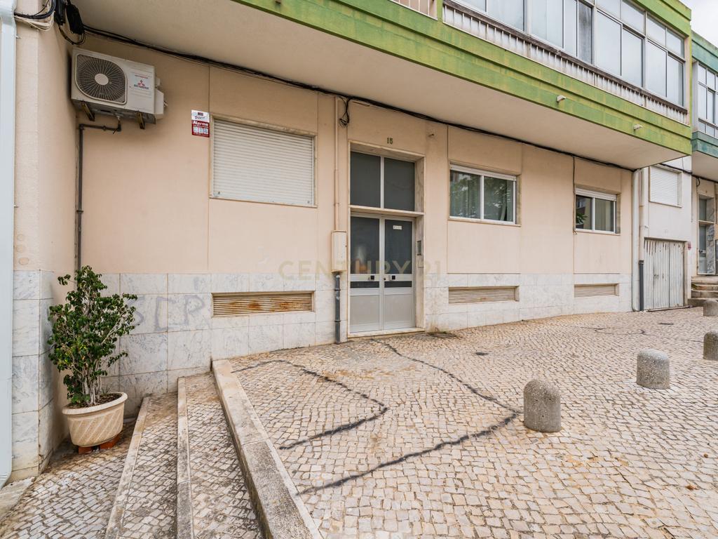 T2 com terraço e espaço adicional | Laranjeiro - Image 27