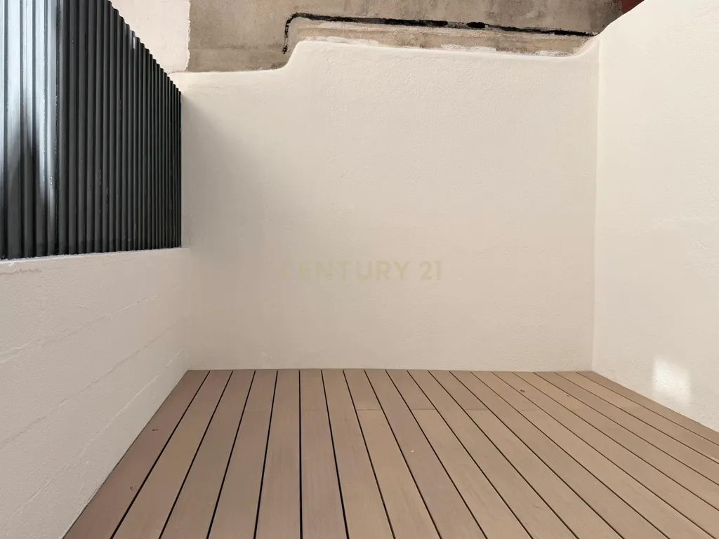 Apartamento Moderno Totalmente Remodelado com Logradouro em Moscavide - Image 7