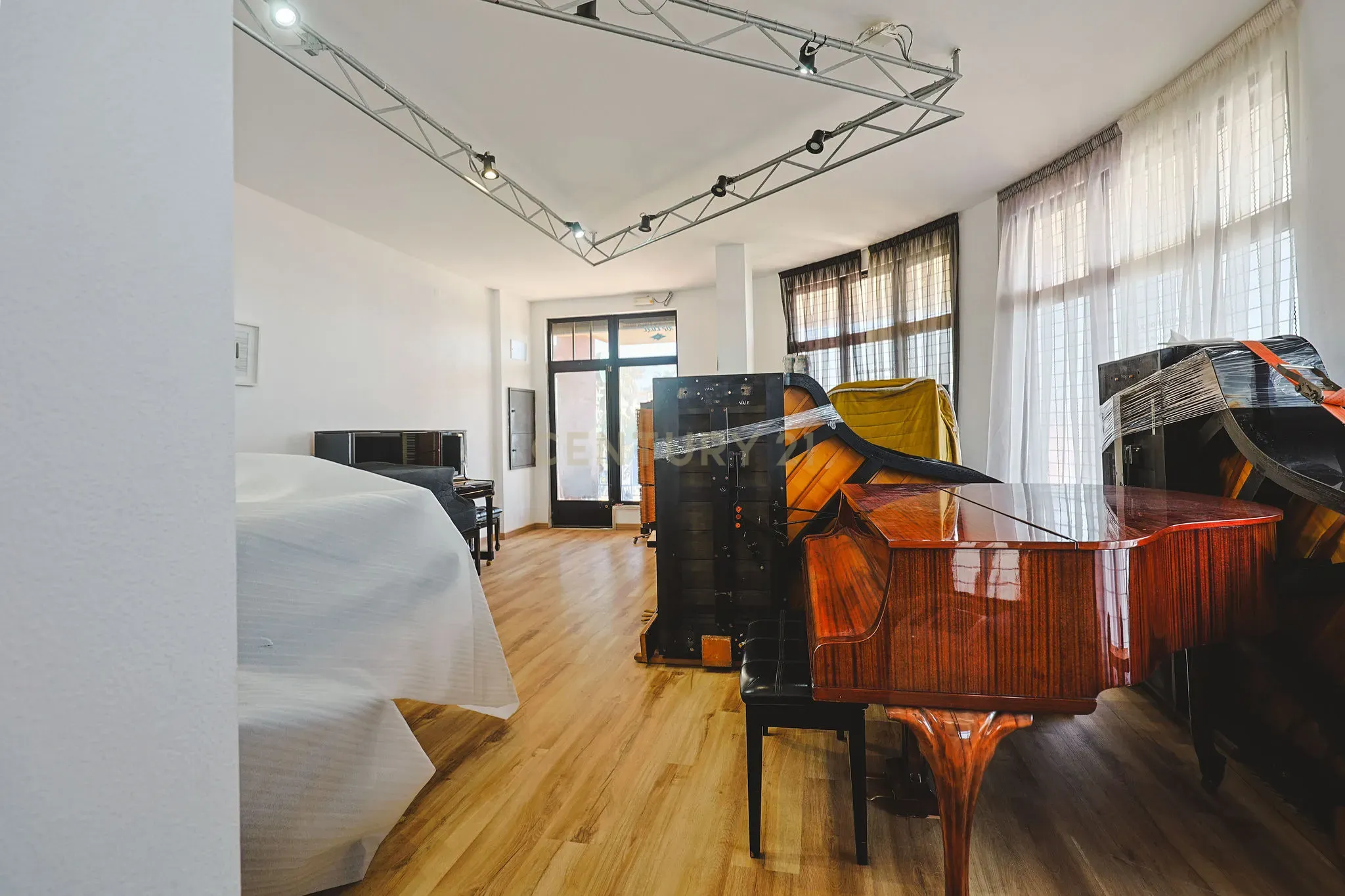 Fotografia 10 de Espaço comercial à venda em zona premium com várias montras, junto à praia