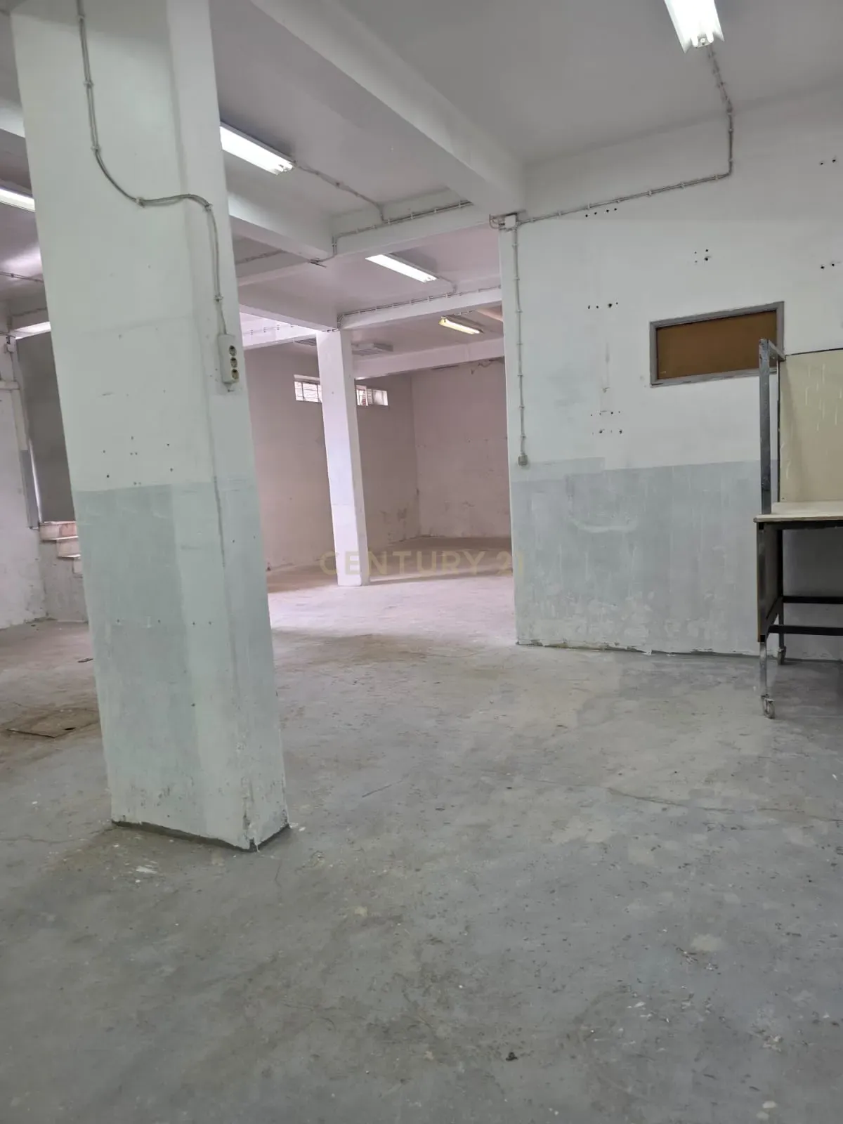 Fotografia 9 de Armazém com 160 m² para investimento em Linda-a-Velha