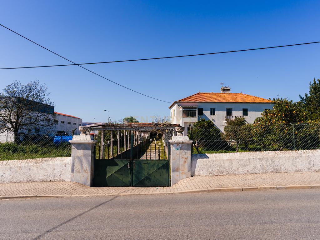 Propriedade com 11 divisões para recuperação em Estremoz com uma área total de 6185 m2 - Image 3