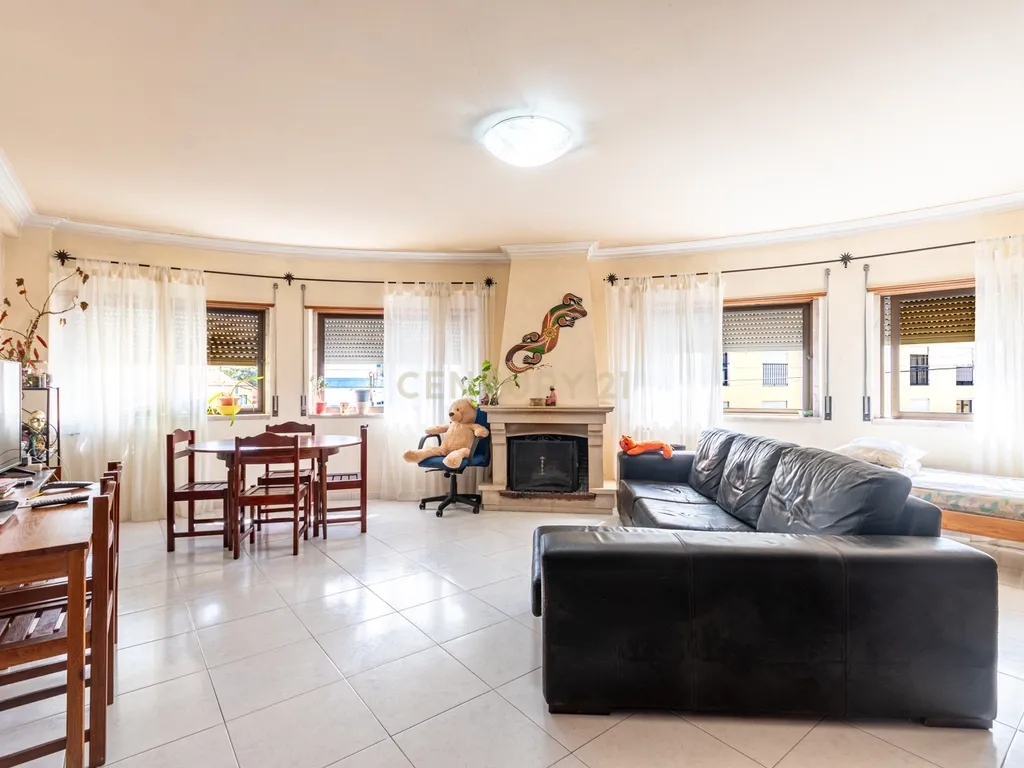 Apartamento T2 Espaçoso com Garagem Box e Arrecadação – Pedernais, Ramada - Image 1