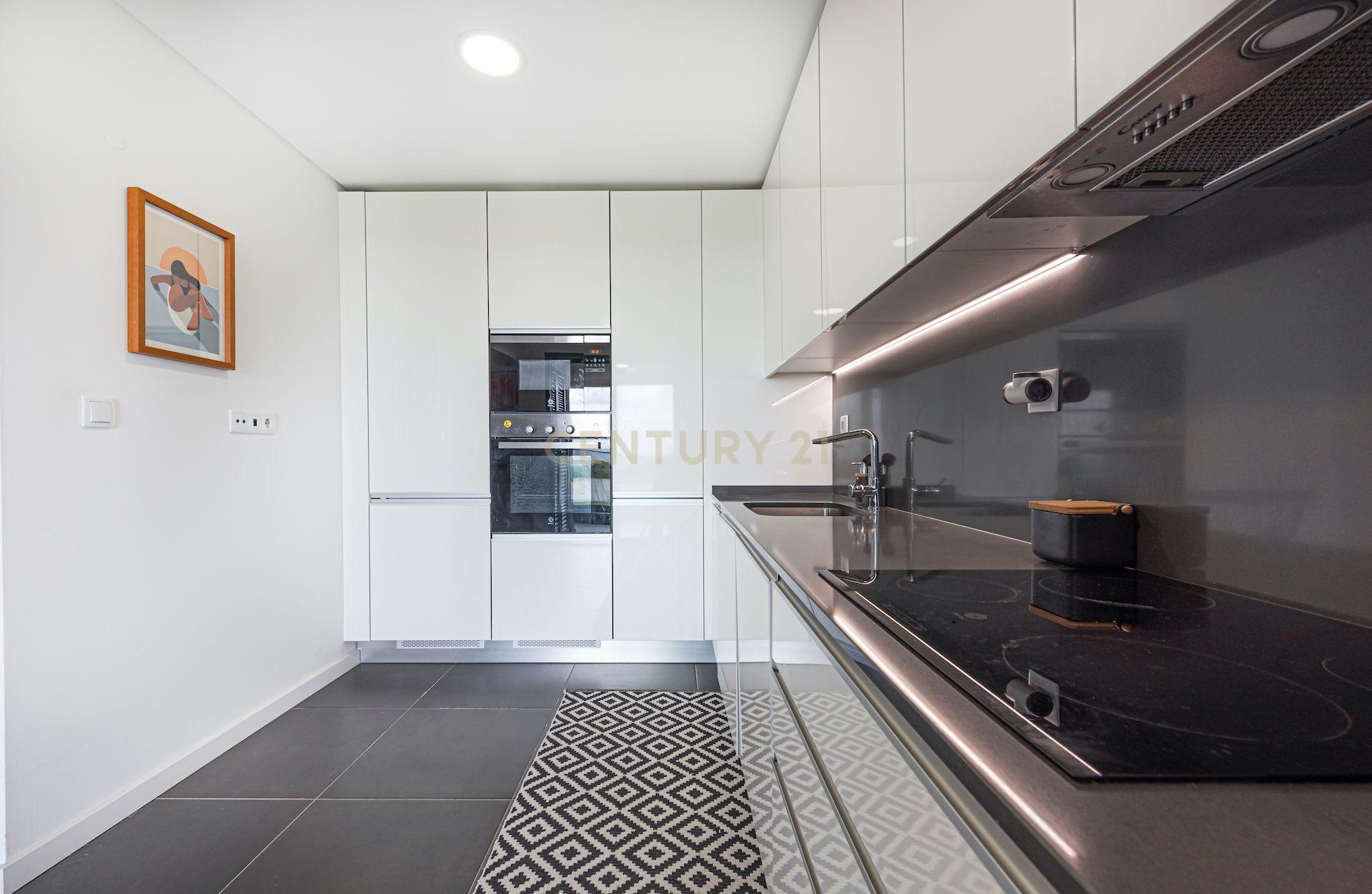 APARTAMENTO T2 NO EMPREENDIMENTO SKY CITY, COM TERRAÇO, VARANDA, PARQUEAMENTOS E ARRECADAÇÃO, EM CONDOMÍNIO COM JARDIM E PISCINA - Image 14