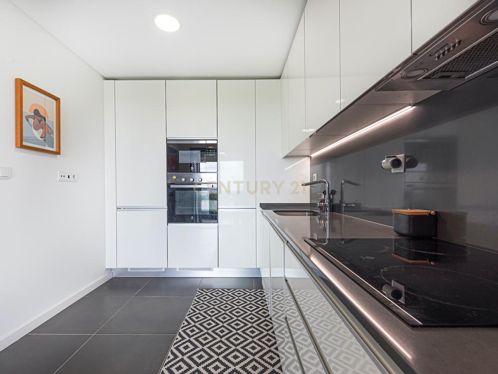 APARTAMENTO T2 NO EMPREENDIMENTO SKY CITY, COM TERRAÇO, VARANDA, PARQUEAMENTOS E ARRECADAÇÃO, EM CONDOMÍNIO COM JARDIM E PISCINA - Image 14
