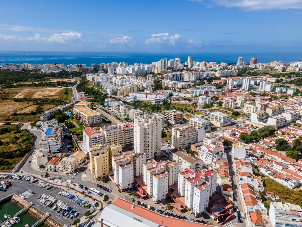 Apartamento T1 com Vista Rio Deslumbrante | AL | Terraço Comum | Estacionamento no Edifício | Como Novo - Image 30