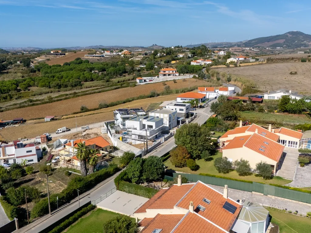 Moradia T3+1 Nova: O Equilíbrio Perfeito Entre o Campo e a Cidade - Mafra - Image 46