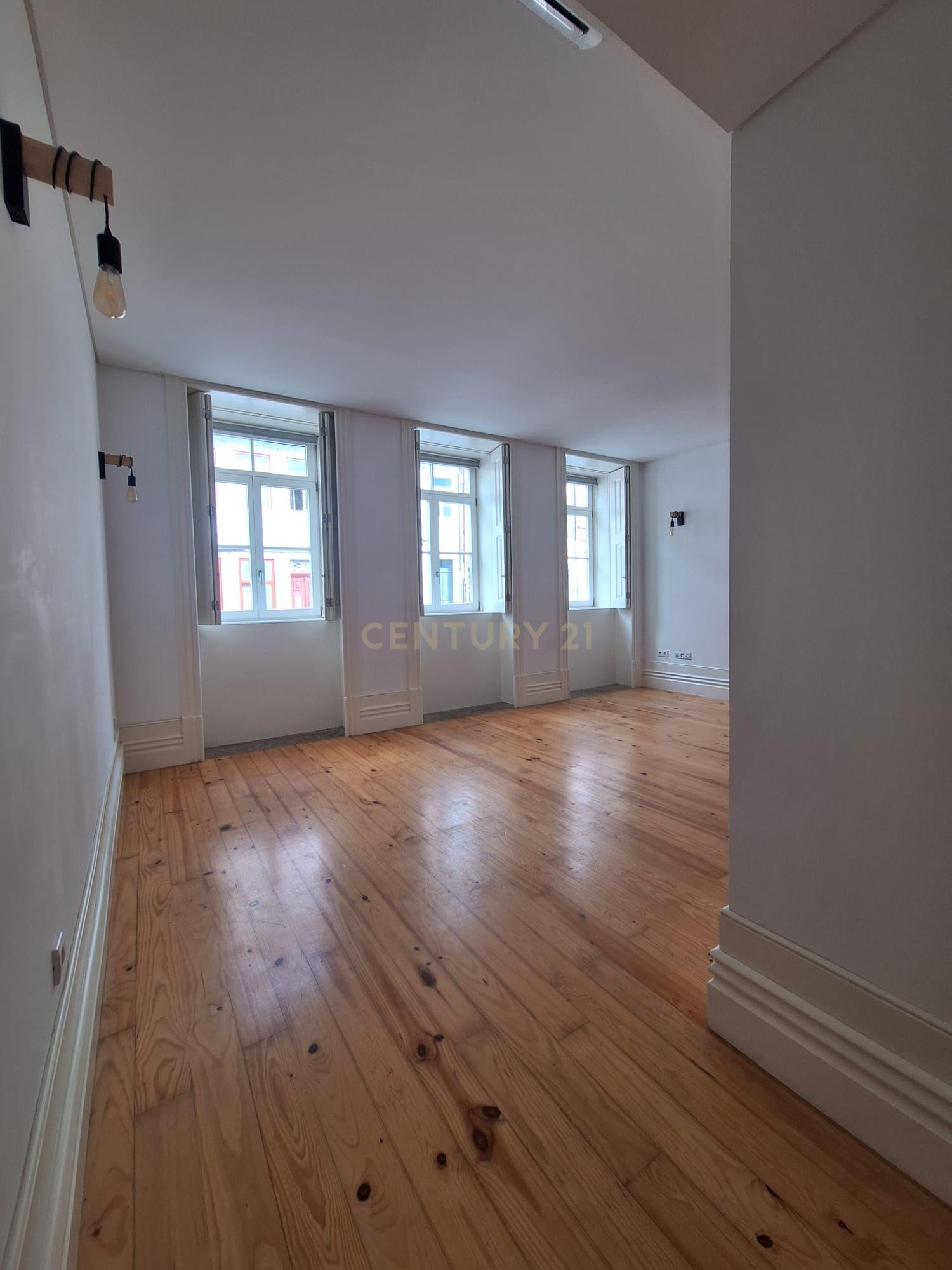 Apartamento T2 moderno na Rua do Bonfim, Porto. - Image 1
