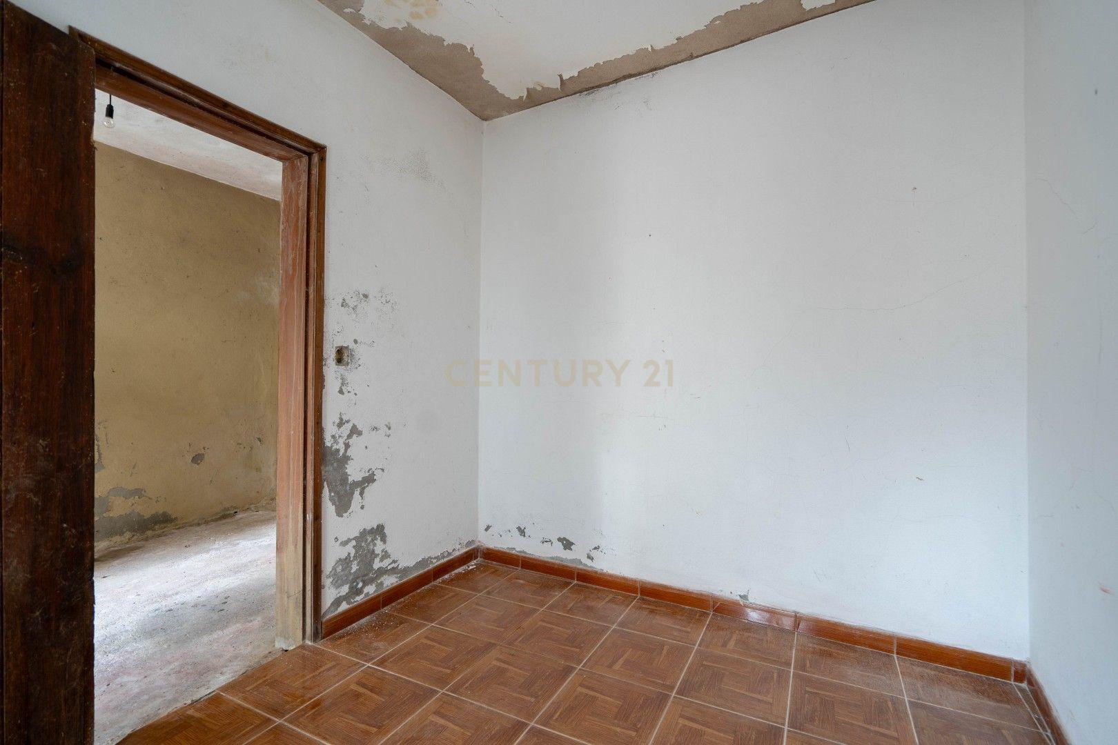 Fotografia 9 de Moradia para Reabilitação - Com espaço exterior