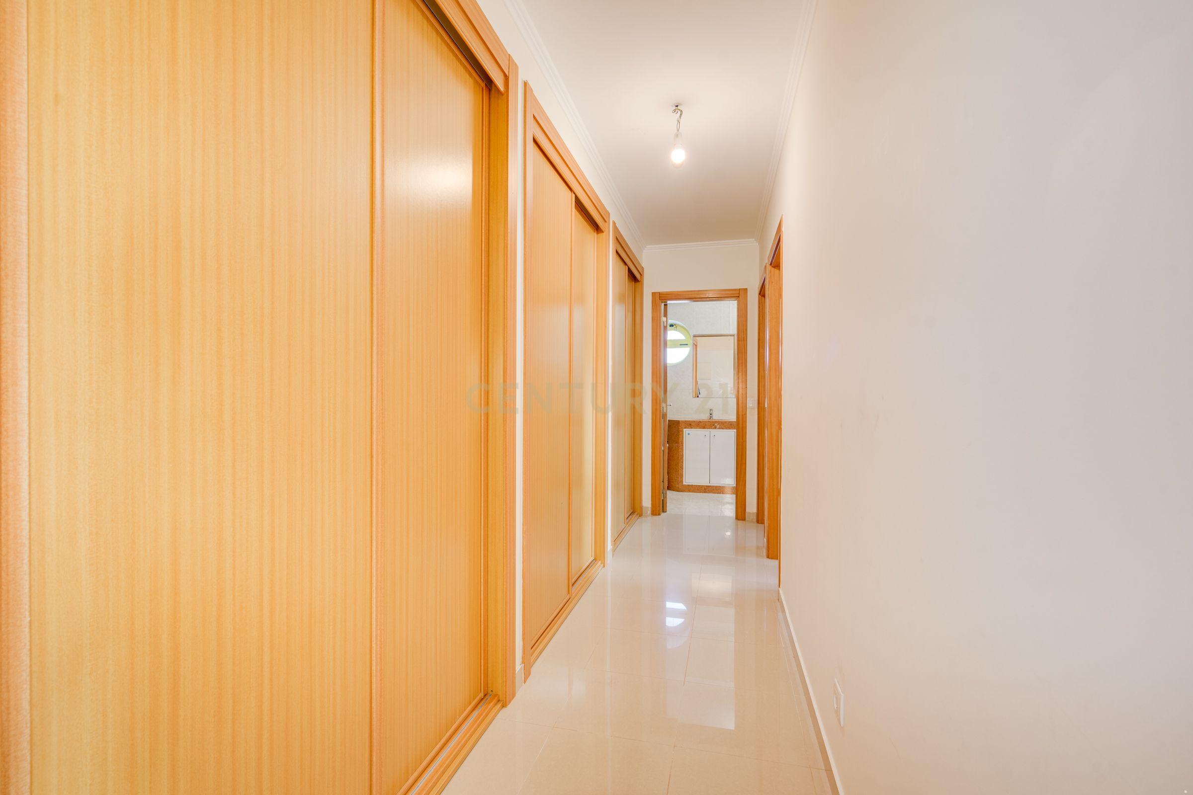 Fotografia 11 de Apartamento T2 com Varanda em Loures - Oportunidade Única!