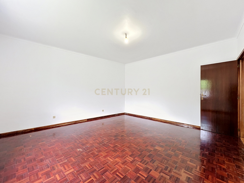 Fotografia 7 de Moradia T2 com Duas Entradas Distintas e Potencial para Segundo Apartamento | Cabouco
