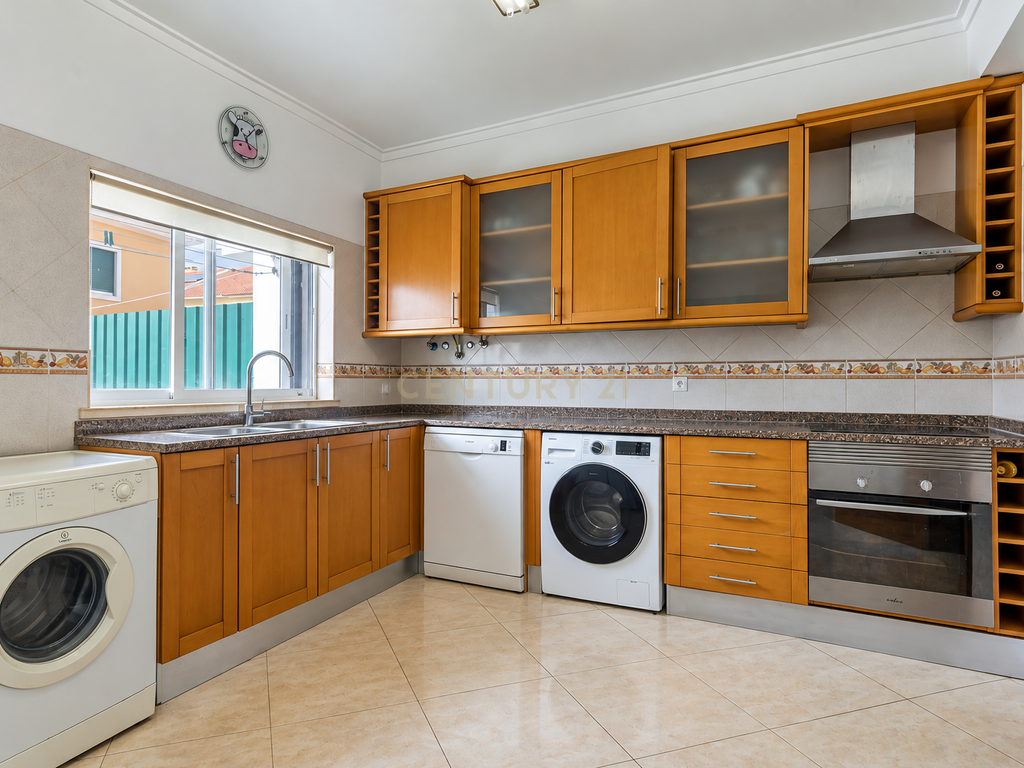 Moradia em Banda T3+1 com quintal e garagem em Zona Tranquila – Bacelos de Gaio, Seixal - Image 6