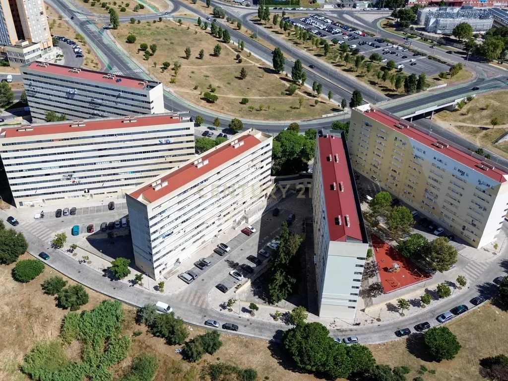 T3 com 73m² | 4º andar com elevador | Para remodelar em Lisboa - Image 28