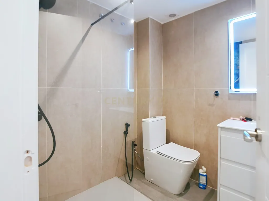 Luxuosa Moradia em Málaga com Terraço e Acessibilidade - Image 5