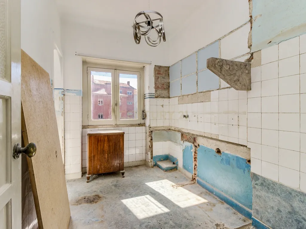 Apartamento T2 em Remodelação - Portela de Sintra - Image 6