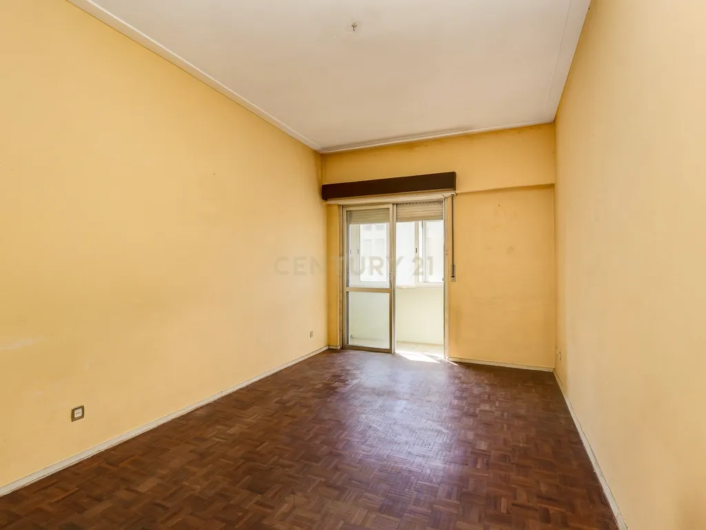 Apartamento T4 com 129 m² e estacionamento — Calçada do Tojal, oportunidade para remodelação total - Image 10