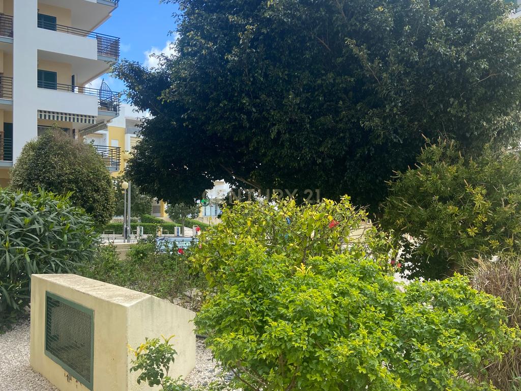 Espaçoso apartamento T2 com varanda em Armação de Pêra, Silves. - Image 16