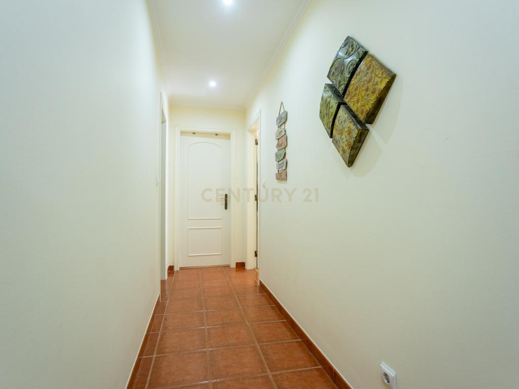 VISITAS SUSPENSAS - T2 com Terraço (95m2) e Piscina em Venda do Pinheiro - Image 15