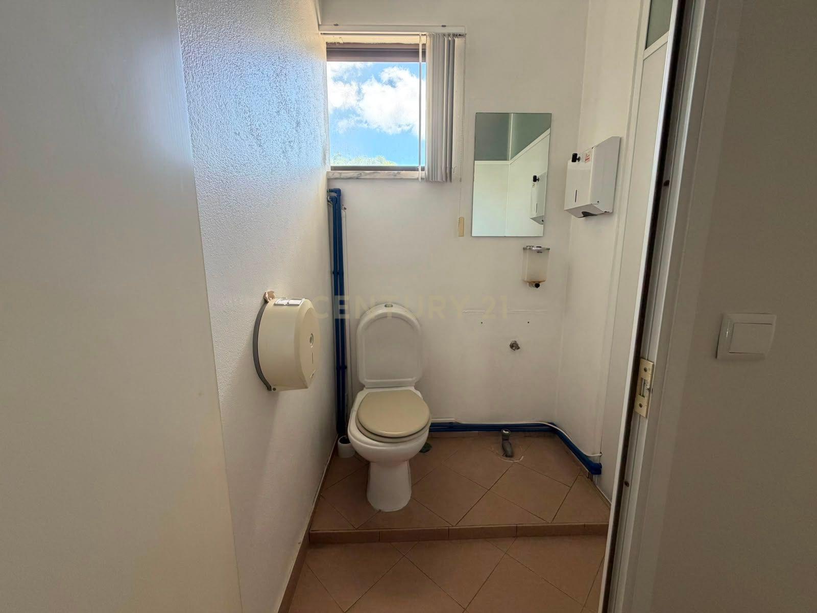 Fotografia 8 de Loja com 85m2 e duas casas de banho em Setúbal