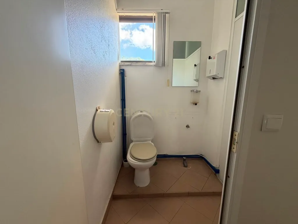 Loja com 85m2 e duas casas de banho em Setúbal - Image 8