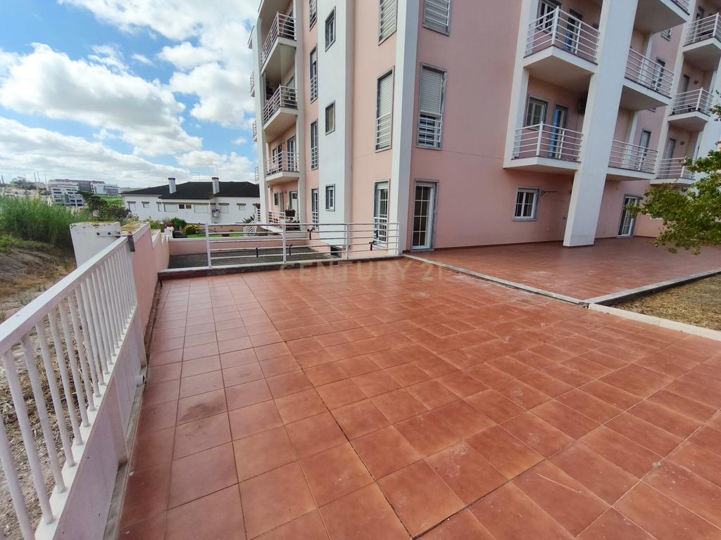 Apartamento T3 para arrendar com terraço de 200m² e garagem para dois carros — Lourinhã - Image 21
