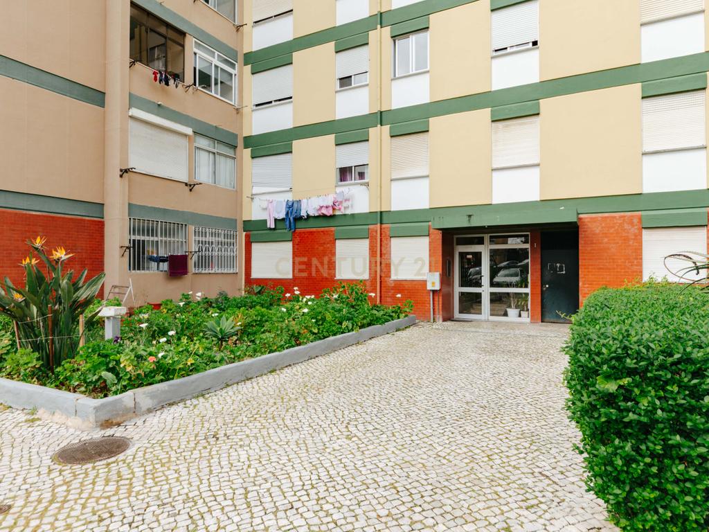 Apartamento T2 Renovado em Miratejo - Image 25