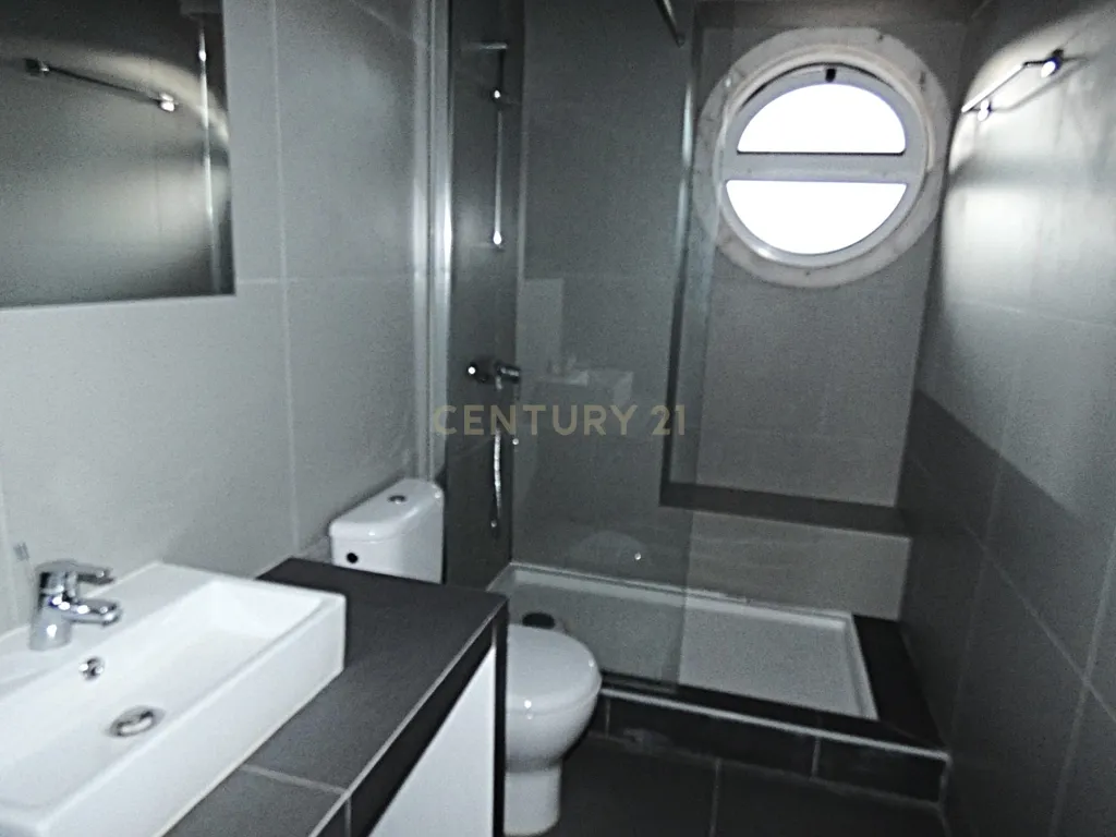 Apartamento T3+1 duplex com vista desafogada e muita luz Natural á Praça de Londres - Image 16