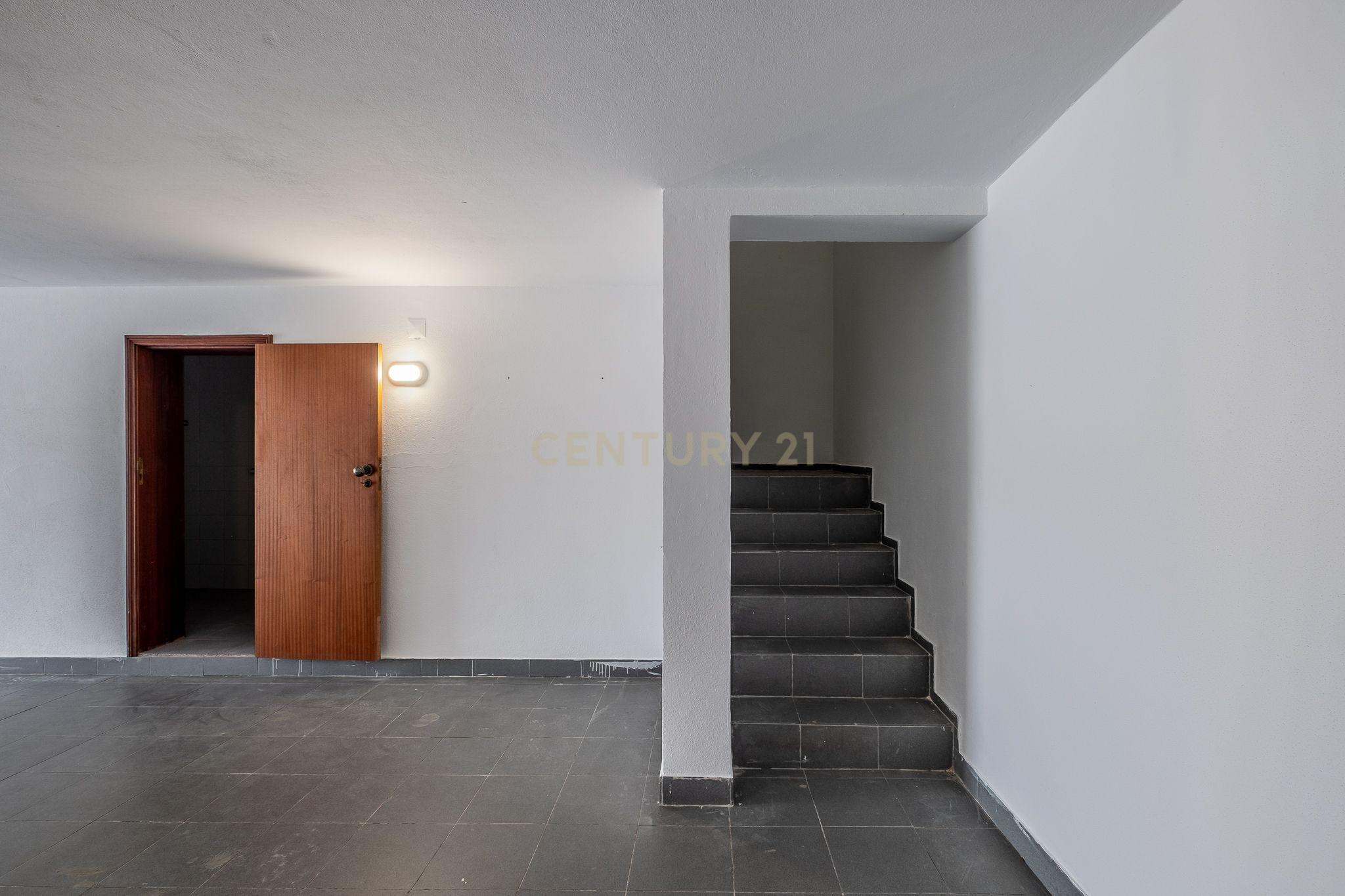 Térrea T4 recentemente remodelada inserida num terreno plano com 1800 m² - Image 48