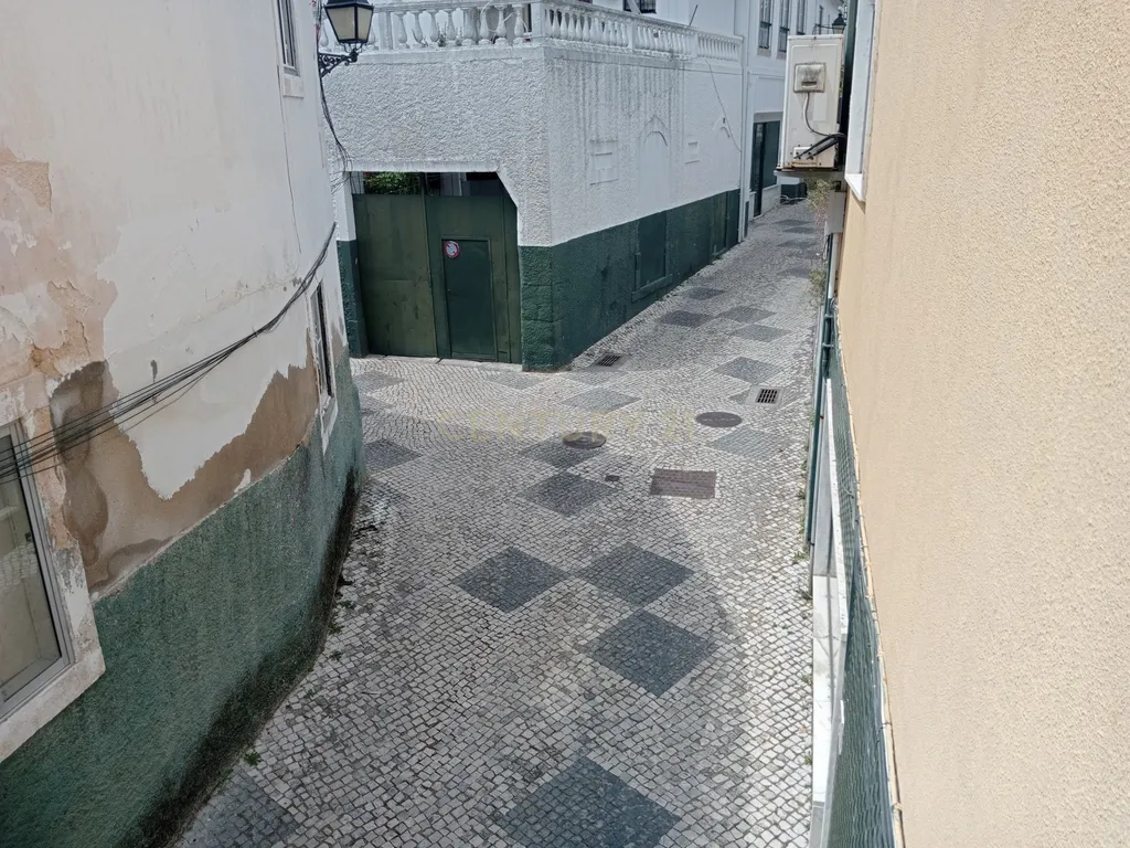 Edifício Versátil em Santarém com Vista e Acessibilidade - Image 19