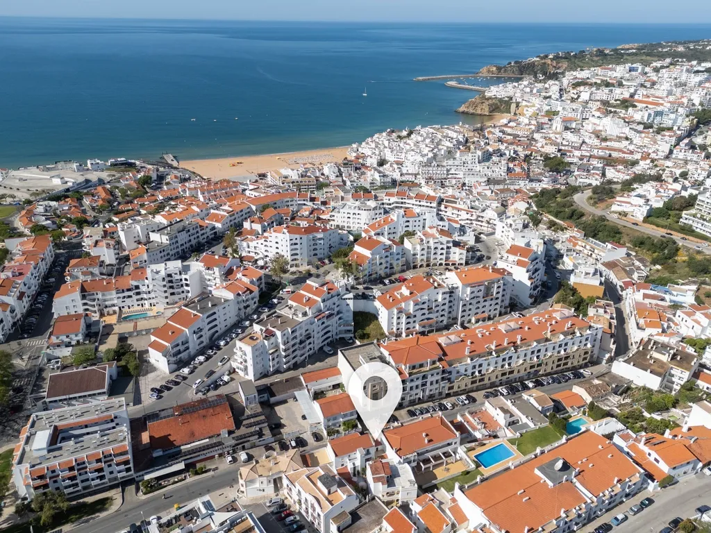 Moradia com 3 Quartos, Quintal e Terraço – Excelente Localização em Albufeira - Image 1
