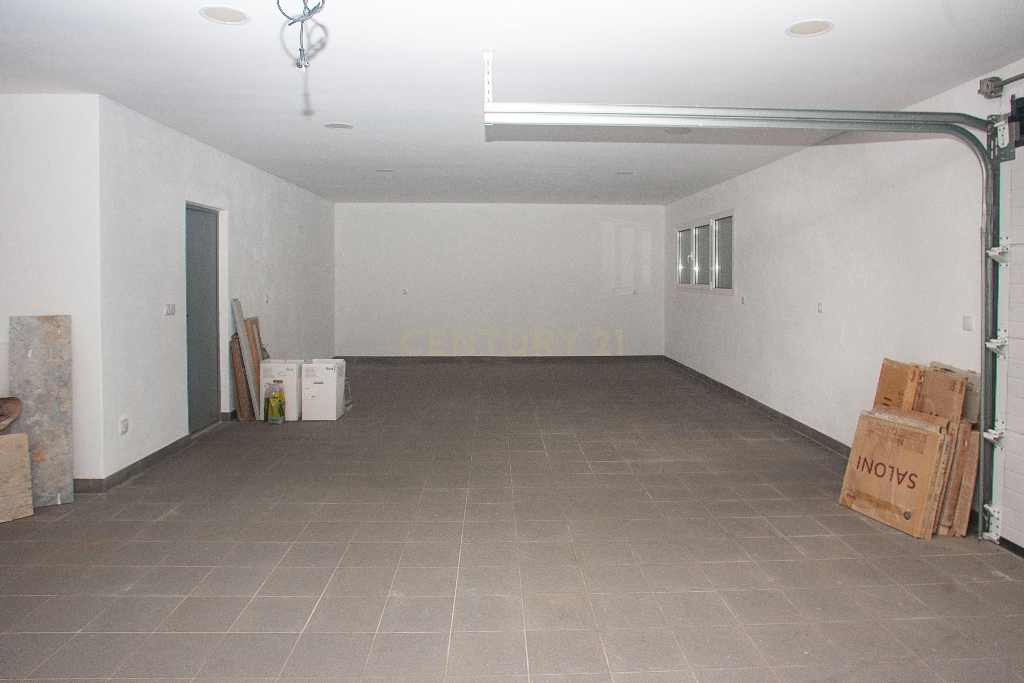MORADIA T5 + 3 EM FAMÕES, COM PISCINA, JARDIM E BOX PARA 4 CARROS - Image 35
