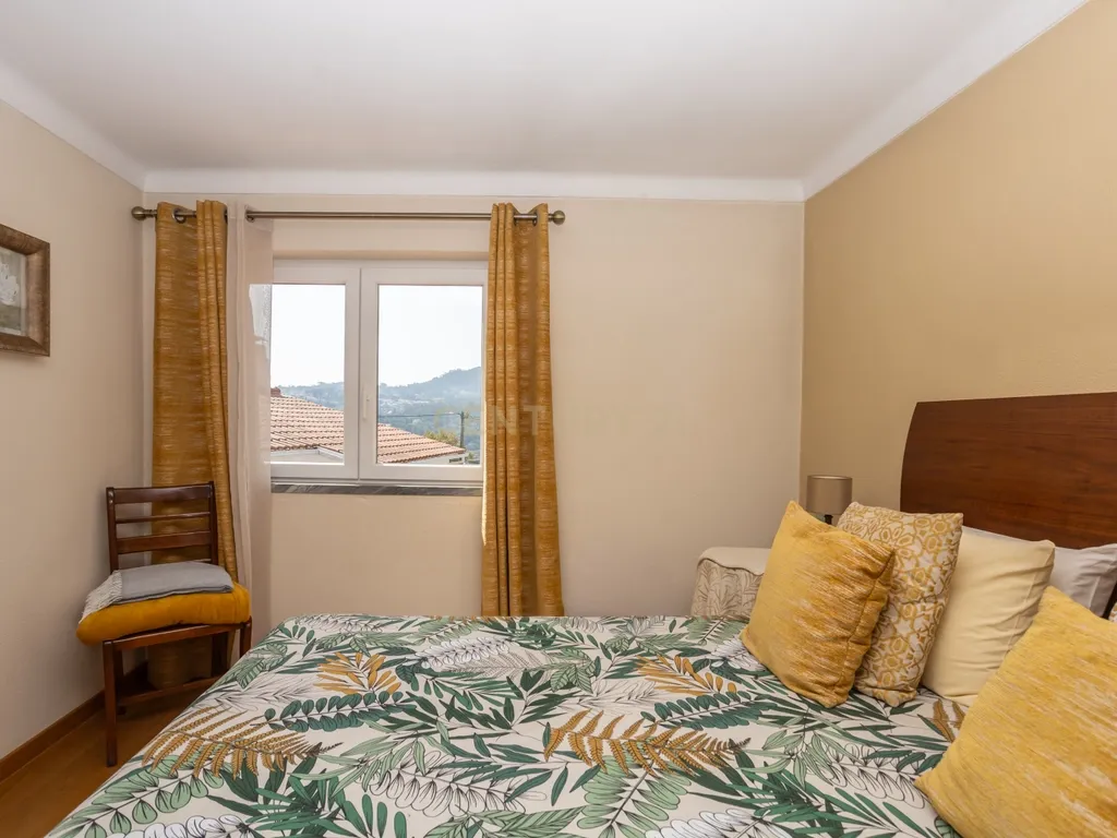 Duas moradias, um terreno com 650 m² e uma vista privilegiada para a Serra de Sintra - Image 59