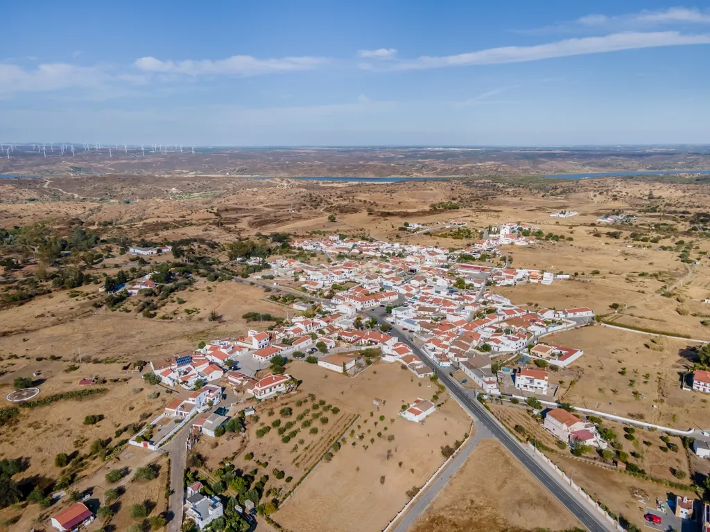 Armazém com Quintal Murado em Terreno Urbano de 632m² - Image 8