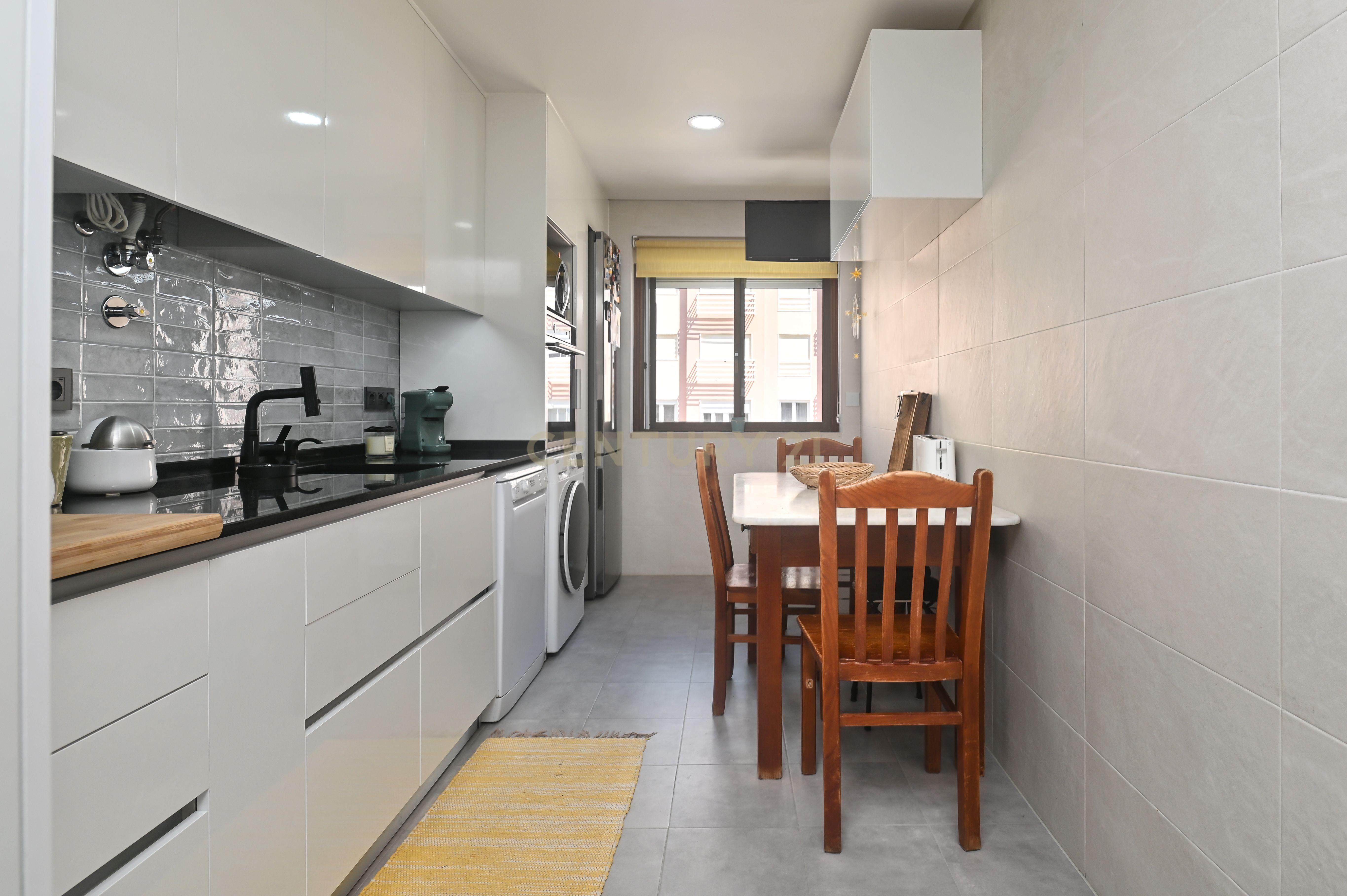 Fotografia 9 de Apartamento T3 semi-remodelado, luminoso e pronto a habitar, na Rinchoa (Sintra).