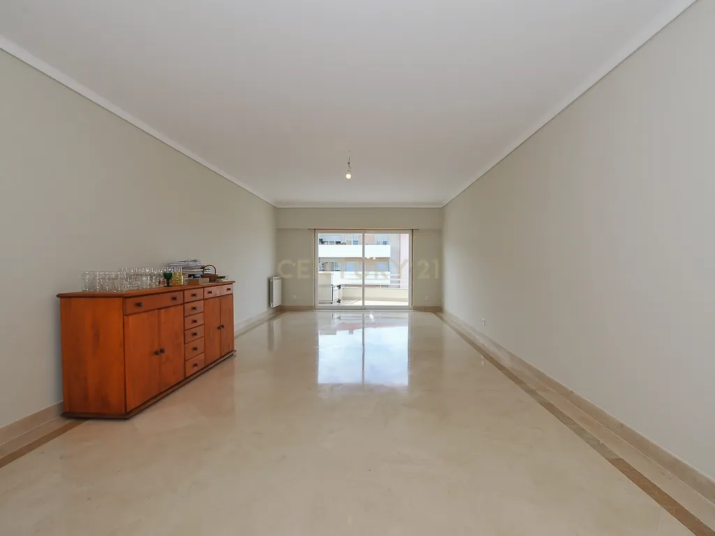 Apartamento T3 com suíte, garagem e varanda – Jardins da Parede - Image 5