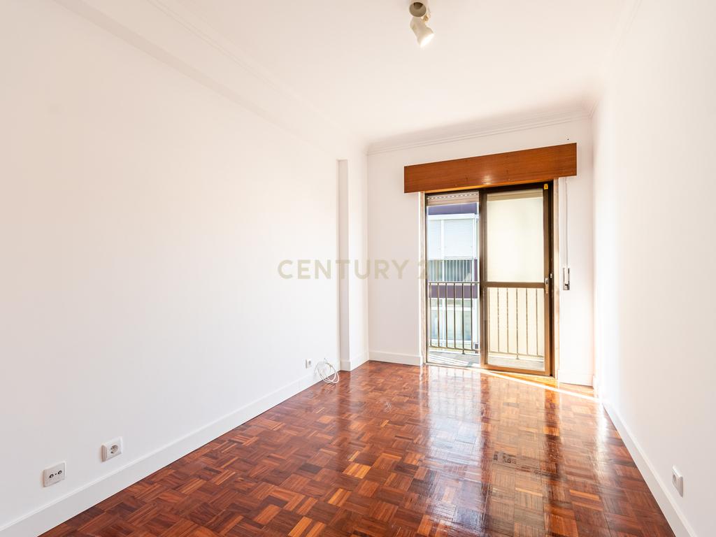 T2 na Amadora para Venda - Localização Central e Excelentes acessos - Image 9
