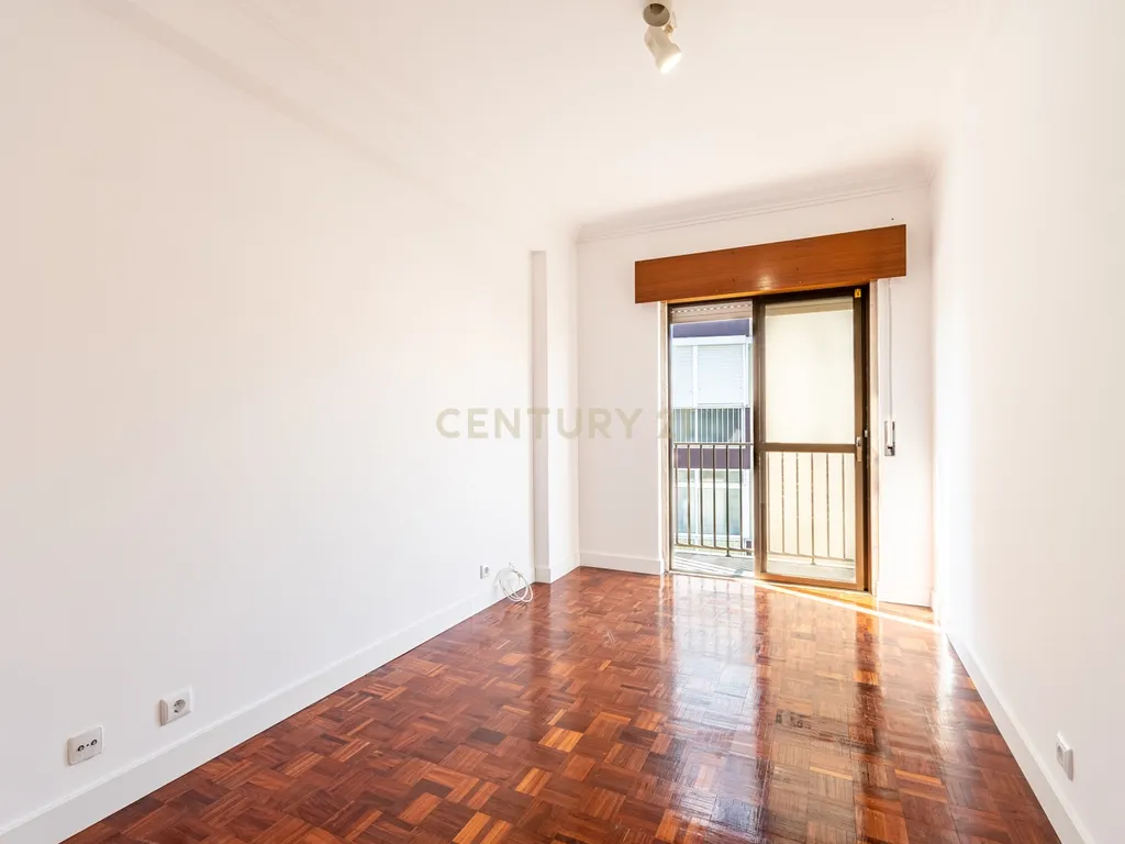 T2 na Amadora para Venda - Localização Central e Excelentes acessos - Image 9