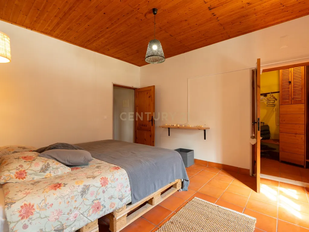 Fabulosa Quinta com lote de terreno de 22.381 m2, onde se encontra inserida uma moradia composta por dois pisos, com uma área bruta de 623 m2, uma área útil de 304 m2 e uma área bruta dependente de 319 m2, localizada em Santo Isidro de Pegões, na zona de Pegões, a pouca distância das belas praias de Setúbal. - Image 59
