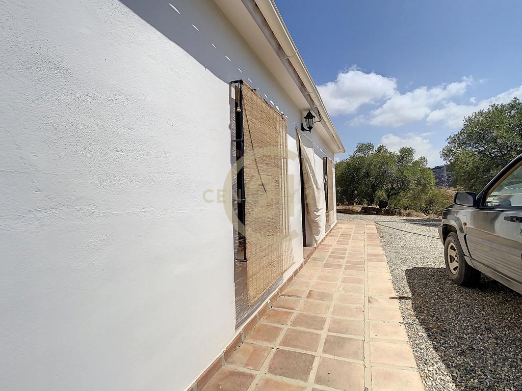 QUINTA RÚSTICA COM 11.000 m² DE TERRENO, PRIVACIDADE E VISTAS PANORÂMICAS EM ÁLORA - Image 15