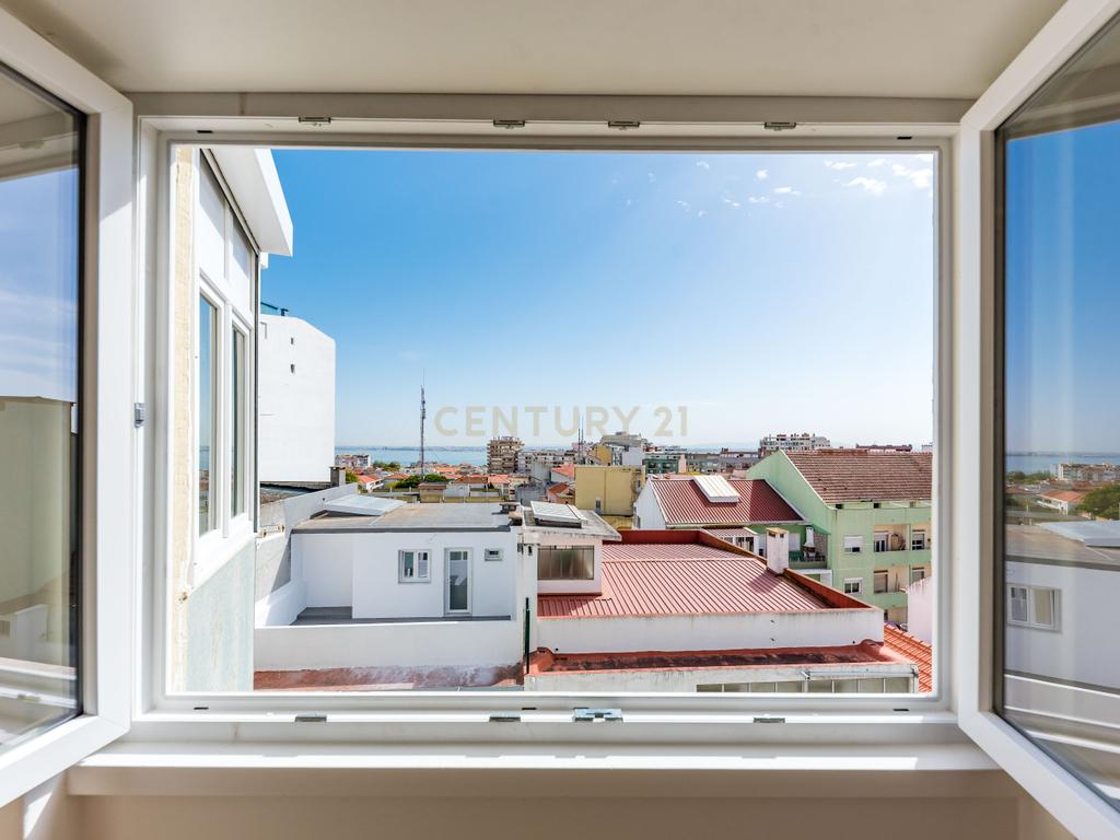 T2 Totalmente Remodelado com Terraço — Almada Centro. - Image 22