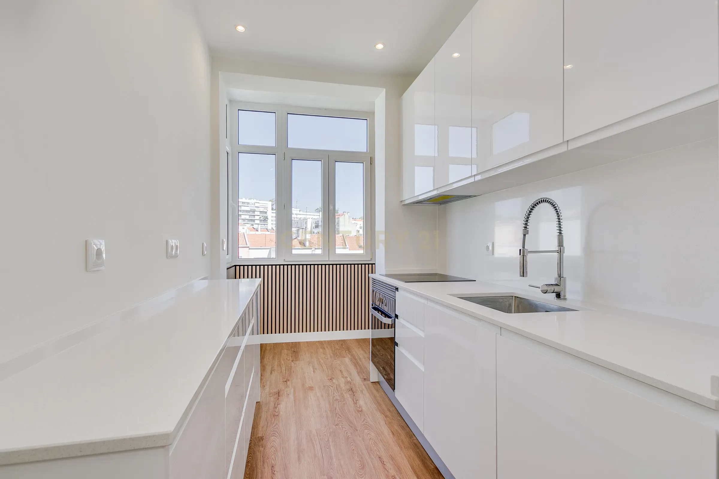 Apartamento T2 Remodelado em São Domingos de Benfica, Lisboa - Image 2