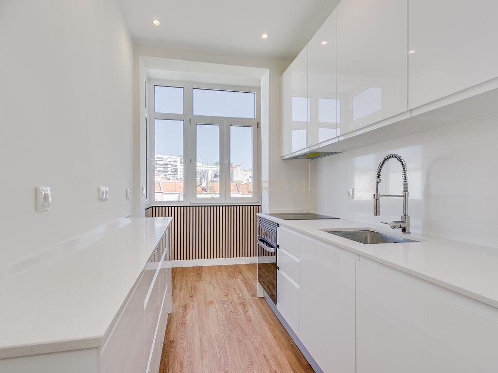 Apartamento T2 Remodelado em São Domingos de Benfica, Lisboa - Image 2