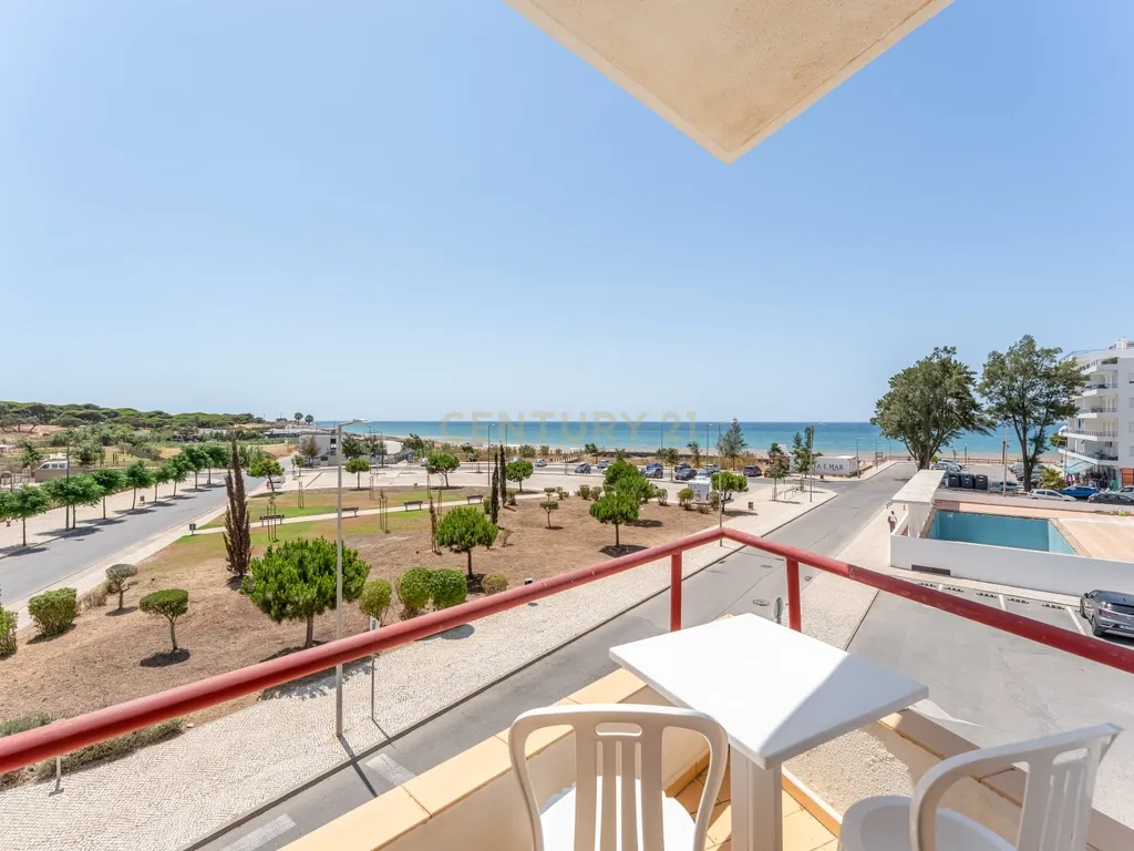 Apartamento T1 em Quarteira com Vista Mar e Perto da Praia - Image 1