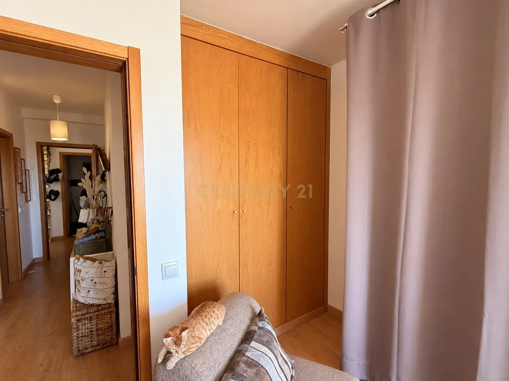 Apartamento T2 com Vista Fantástica sobre o Rio Tejo, Estacionamento e Arrecadação – Caparica, Almada - Image 14