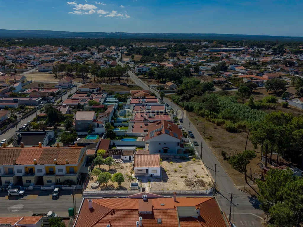 Moradia Isolada com Terreno de 1041 m² – Um Mundo de Possibilidades! - Image 3