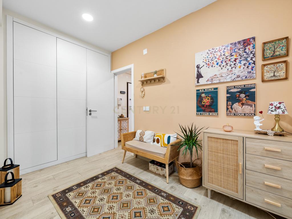 Espaçoso T3 Remodelado com Vista Rio em Cacilhas (+ Opção de Garagem BOX) - Image 10