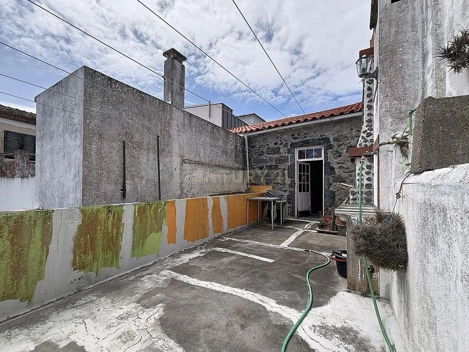 Invista no Centro de Ponta Delgada – Moradia com Enorme Potencial - Image 24