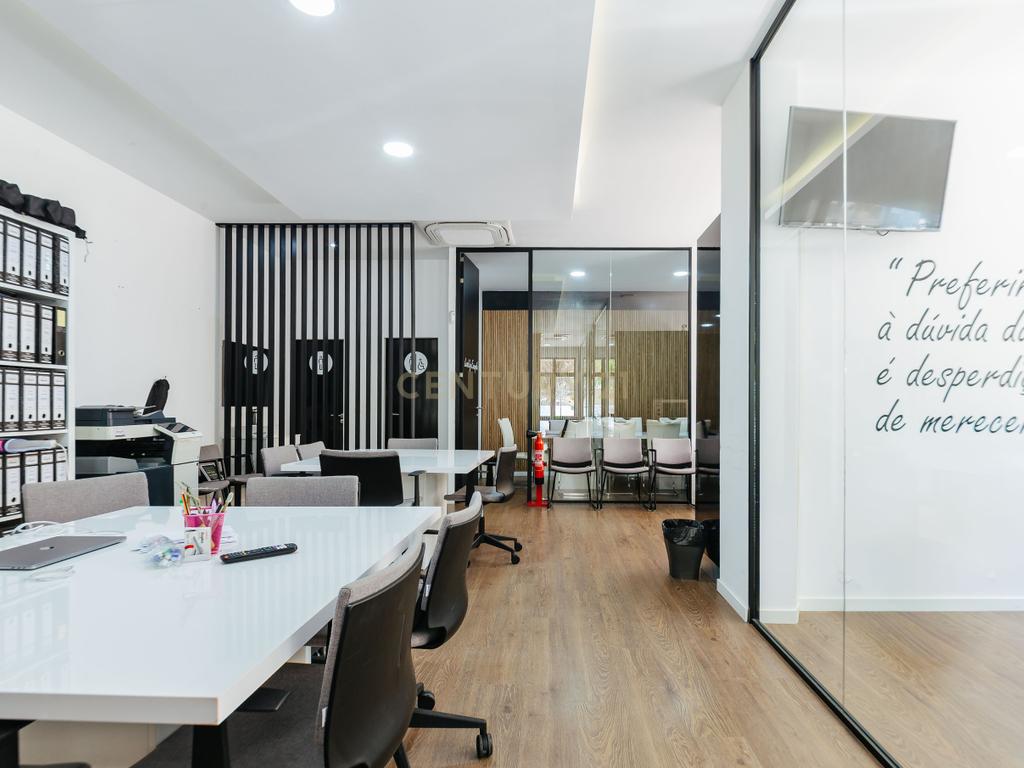 Loja com duas frentes em Sacavém, Loures - 120m² - Image 13