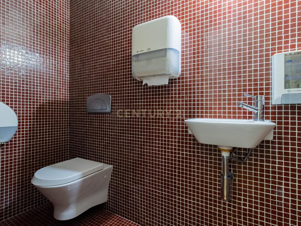 Restaurante totalmente equipado, situado numa localização privilegiada junto ao Parque do Avião, em Leiria - Image 18