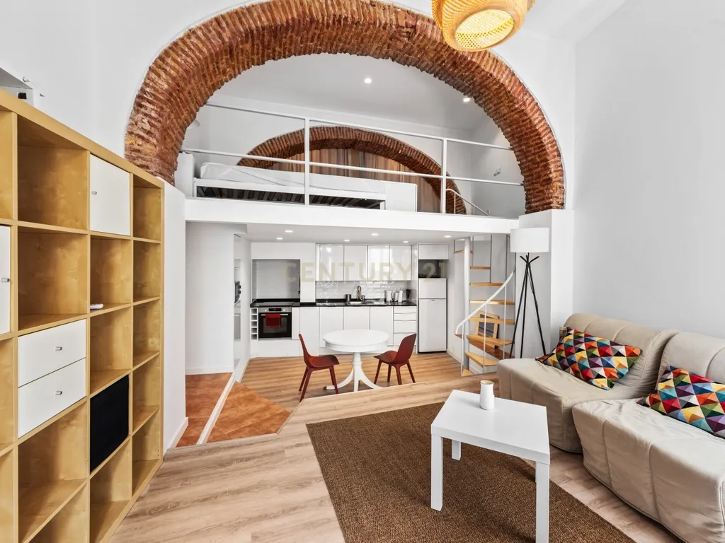 Loft T0+1 Renovado em Alcântara a 50 metros da futura estação de metro de Alcântara - Image 1