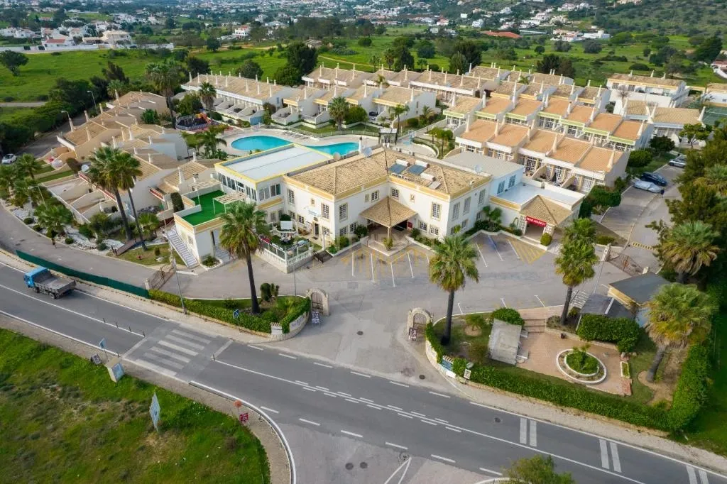 T1, T2 e Villas em Albufeira- Alojamento Flexível até 2040 - Image 1